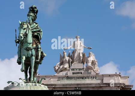 Il Portogallo, Lisbona, statua del re Giuseppe I in Praca do Comercio con arco di trionfo in background Foto Stock