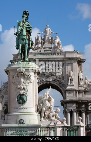 Il Portogallo, Lisbona, statua del re Giuseppe I in Praca do Comercio con arco di trionfo in background Foto Stock