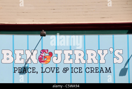 Ben e Jerry's (gelato store) all'angolo di Haight Ashbury e strade di San Francisco, California Foto Stock