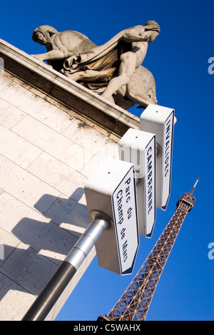 Francia, Parigi, Pont d'Lena, sign posti, Torre Eiffel in background Foto Stock