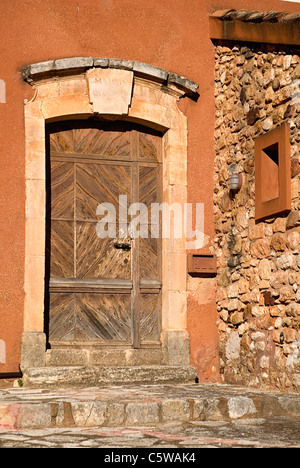 Francia, Provenza, Roussillon, facciata di Casa nei colori rosso, in legno porta anteriore Foto Stock