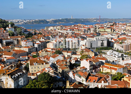 Una vista della vecchia Lisbona dal trascurare di Nossa Senhora do Monte che si affaccia sul quartiere Baixta al fiume Tago e il bridge Foto Stock