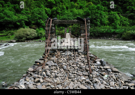 Un ponte sospeso su insidioso fiume. Sichuan, in Cina. Foto Stock