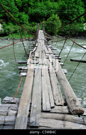 Un ponte sospeso su insidioso fiume. Sichuan, in Cina. Foto Stock