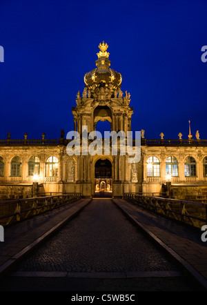 In Germania, in Sassonia, Dresda, Palazzo Zwinger con Crone gate a notte Foto Stock