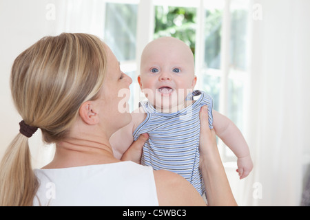 Germania - Monaco, Madre giocando con (2-5 mesi) baby boy Foto Stock