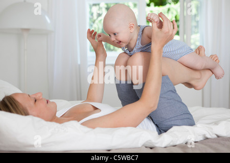 Germania - Monaco, Madre giocando con (2-5 mesi) baby boy Foto Stock