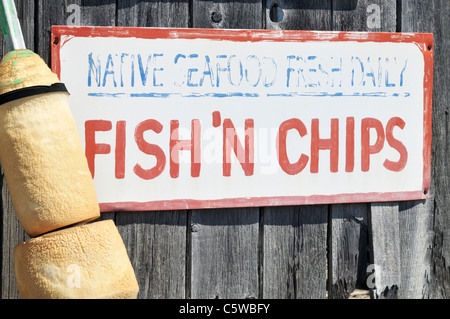 Sbiadita dipinta Fish 'n chip segno contro il legno stagionato sull'esterno di un edificio ristorante a Yarmouth, Cape Cod, STATI UNITI D'AMERICA Foto Stock