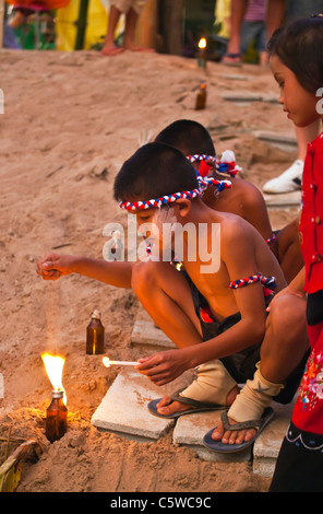 Thai bambini accendono le candele durante il LOI KRATHONG FESTIVAL presso la casa e vita orfanotrofio di PHANGNGA - KHAO LOK, Thailandia Foto Stock