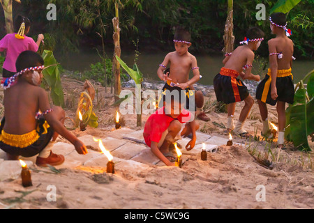 Thai bambini accendono le candele durante il LOI KRATHONG FESTIVAL presso la casa e vita orfanotrofio di PHANGNGA - KHAO LOK, Thailandia Foto Stock