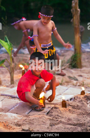 Thai bambini accendono le candele durante il LOI KRATHONG FESTIVAL presso la casa e vita orfanotrofio di PHANGNGA - KHAO LOK, Thailandia Foto Stock