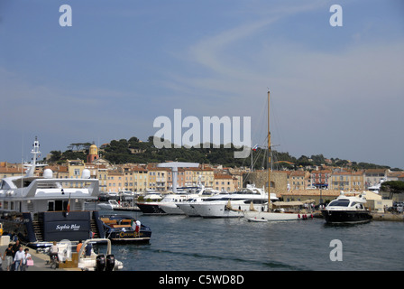 Moderno yacht a Saint Tropez port Francia Foto Stock