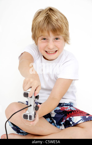 Little Boy (10-11) giocando con paddle Foto Stock