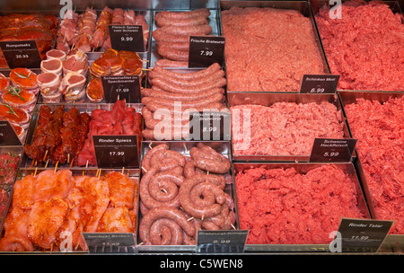 Carne nel display nel supermercato Foto Stock