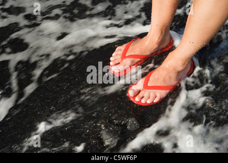 Spagna, Lanzarote, persona in piedi nel surf, vista in elevazione Foto Stock