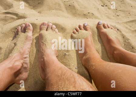 Spagna Lanzarote, i piedi sulla sabbia, vista in elevazione Foto Stock