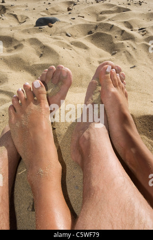 Spagna Lanzarote, i piedi sulla sabbia, vista in elevazione Foto Stock