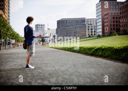 Germania, Berlino, giovane azienda mappa della città Foto Stock