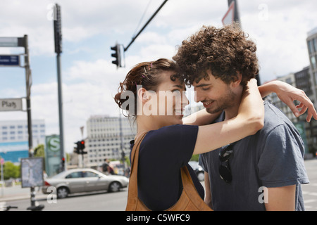 Germania Berlino giovane coppia abbracciando, ridendo, ritratto, close-up Foto Stock