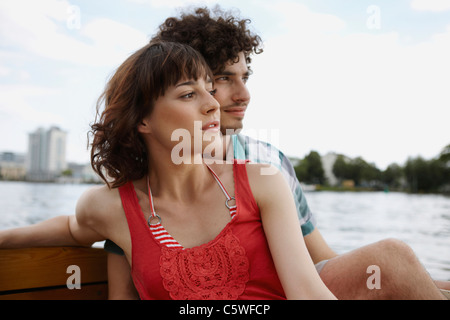 Germania, Berlino, giovane coppia in motoscafo, ritratto Foto Stock