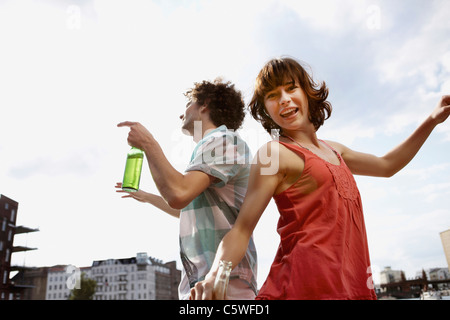 Germania Berlino, giovane coppia danzante, ridendo, ritratto Foto Stock