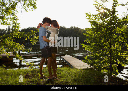 Germania Berlino giovane coppia abbracciando dal fiume Sprea, vista Foto Stock