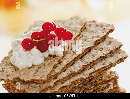 Cracker impilato il pane con il ribes rosso Foto Stock