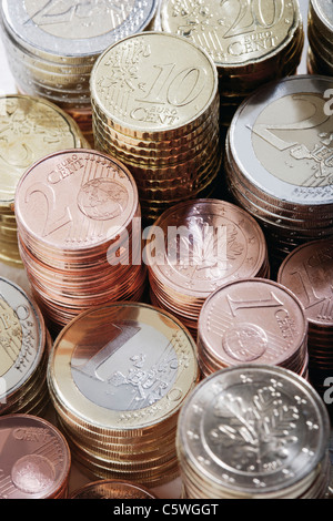 Pila di monete metalliche in euro e in cent, close up Foto Stock