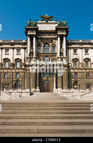 Neue Burg (nuovo castello) ala del Wiener Hofburg come visto da Burggarten, Vienna (Vienna), Austria Foto Stock