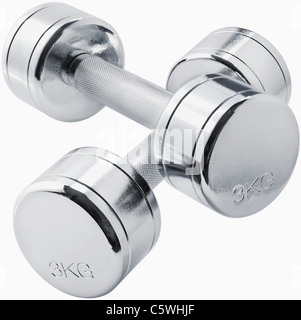 Coppia di manubri di argento contro uno sfondo bianco, close up Foto Stock