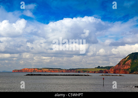 Rosso scogliere di arenaria, facente parte della Jurassic Coast, a Sidmouth, nel Devon, Inghilterra, Regno Unito Foto Stock