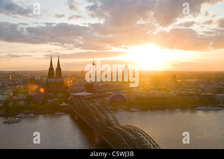 Germania, Colonia, ponte di Hohenzollern e Cattedrale di Colonia Foto Stock