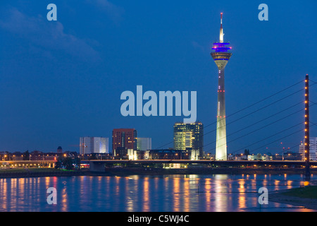 In Germania, in Renania del nord-Westfalia, Dusseldorf, skyline della città, vista sul Reno Foto Stock