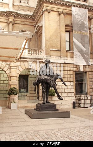 Croix Rouge Farm statua commemorativa sul display presso la Royal Academy of Arts di Londra UK Luglio 2011 Foto Stock