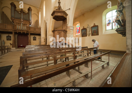 Interno della chiesa abbaziale di Hautvillers vicino a Epernay in Francia dove il Dom Perignon è sepolto Foto Stock