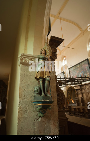 Statua di Giovanna d'arco nella chiesa abbaziale di Hautvillers vicino a Epernay in Francia dove il Dom Perignon è sepolto Foto Stock