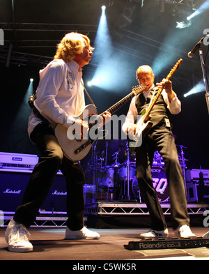 Leggendari rockers Francis Rossi e Rick Parfitt degli Status Quo play Rockin' il Dock a Cowes, Isola di Wight Foto Stock