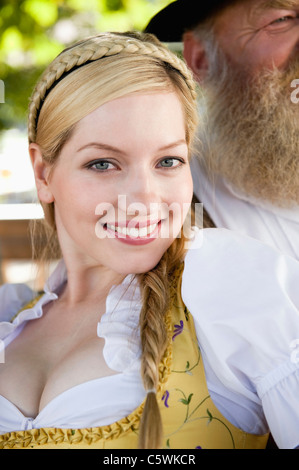 In Germania, in Baviera, Baviera, giovane donna in costume tradizionale, sorridente, ritratto, close-up Foto Stock