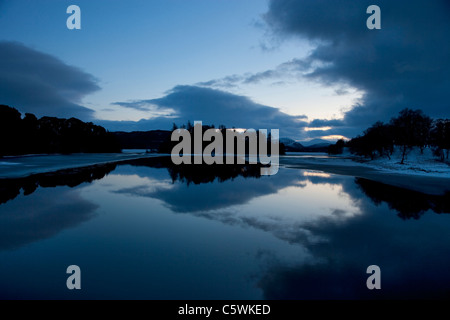 Loch Insh al crepuscolo, Strathspey, Scozia, Gran Bretagna. Foto Stock