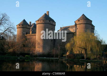 Il castello di Lassay (XV secolo), situato nel cuore della città di Lassay Les Chateaux (Mayenne departement (Francia). Foto Stock