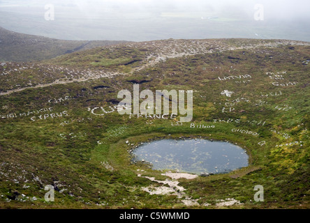 Parole scritte in pietre dai visitatori di Croagh Patrick,County Mayo Foto Stock