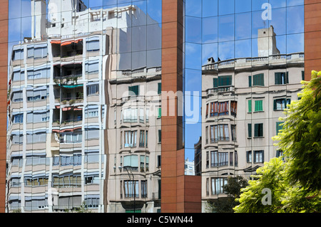 Gebäude mit Glaspaneelen, Palma di Mallorca, Spanien, Europa. - Edificio con pannelli di vetro, Palma di Maiorca, Spagna, Europa. Foto Stock