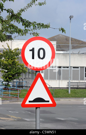 Un cartello stradale driver di avvertimento di 10 mph limite di velocità e la presenza di 'speed urti' Foto Stock