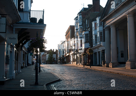 GUILDFORD, Inghilterra, 27 Luglio 2011 - Una vista di Guildford High Street in la mattina di sole estivo. Solo uso editoriale. Foto Stock