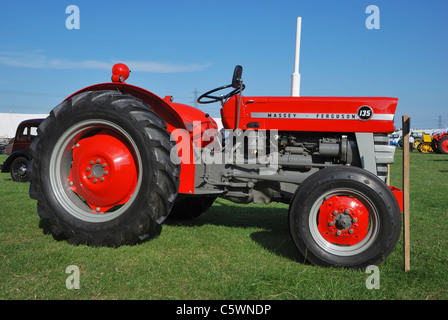 Un 1965 trattore Massey Ferguson 135. Lincolnshire, Inghilterra. Foto Stock