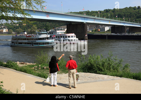 D-Koblenz, Reno e Mosella, Maifeld, Eifel, Hunsrueck, Westerwald, Renania-Palatinato, D-Koblenz-Pfaffendorf, ponte Pfaffendorf, ponte sul Reno, paesaggio del Reno, escursione navi, turisti, Sito Patrimonio Mondiale dell'UNESCO Oberes Mittelrheintal, superiore medio Rhi Foto Stock
