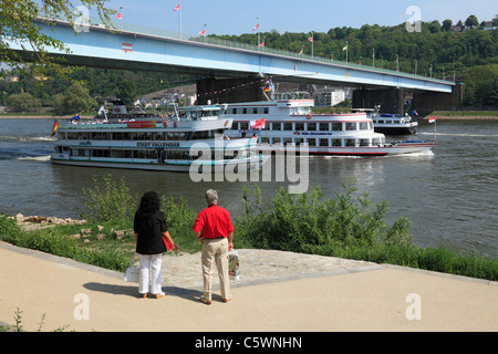 D-Koblenz, Reno e Mosella, Maifeld, Eifel, Hunsrueck, Westerwald, Renania-Palatinato, D-Koblenz-Pfaffendorf, ponte Pfaffendorf, ponte sul Reno, paesaggio del Reno, escursione navi, turisti, Sito Patrimonio Mondiale dell'UNESCO Oberes Mittelrheintal, superiore medio Rhi Foto Stock