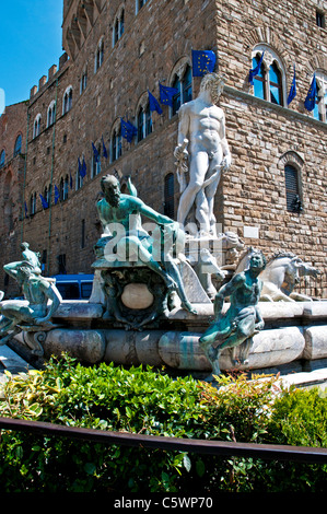 La fontana del Nettuno di Bartolomeo Ammannati di fronte all'egli Palazzo Vecchio, Firenze, Italia Foto Stock