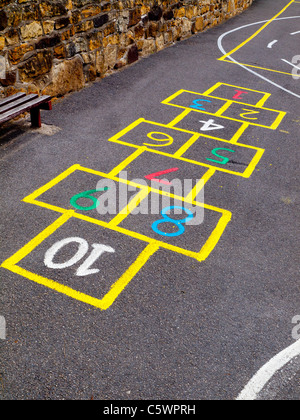 Campana gioco segnato in vernice su una piccola scuola parco giochi nel North Yorkshire Regno Unito Foto Stock