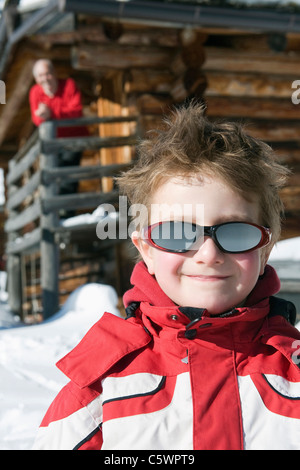 L'Italia, Alto Adige, Seiseralm, ragazzo (4-5) ritratto, nonno in background, close-up Foto Stock